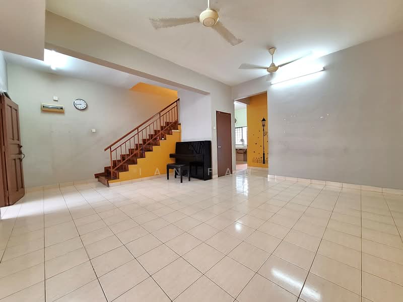 2-storey Terraced House for Sale in Bandar Putra Permai (Seri Kembangan) - Ian Fan - Living Room - PropertyGuru.com.my