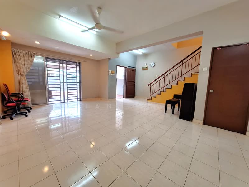 2-storey Terraced House for Sale in Bandar Putra Permai (Seri Kembangan) - Ian Fan - Living Room - PropertyGuru.com.my