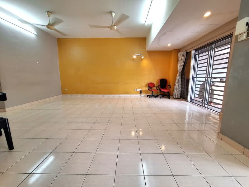 2-storey Terraced House for Sale in Bandar Putra Permai (Seri Kembangan) - Ian Fan - Living Room - PropertyGuru.com.my