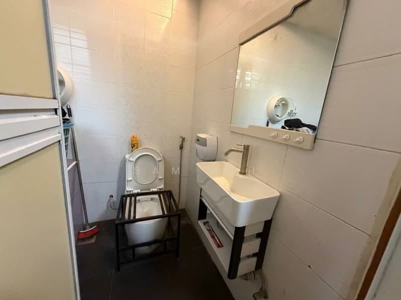 Taman Johor Jaya untuk Untuk Dijual - RM 600,000, Mac 2026 - Bathroom - PropertyGuru.com.my