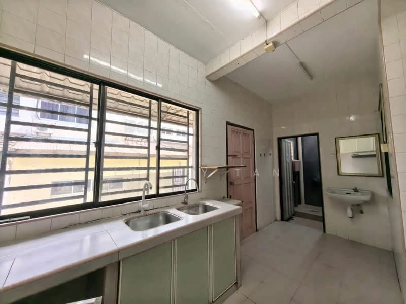 2-storey Terraced House for Sale in Taman Ungku Tun Aminah (Skudai) - Lesley Tan - Kitchen - PropertyGuru.com.my