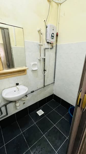 Apartment for Sale at Pangsapuri Lagoon Perdana - Ahmad Muslim - Bathroom - PropertyGuru.com.my