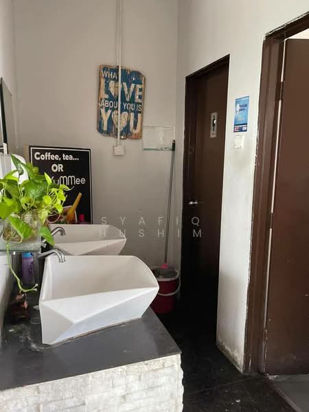 Shop / Office for Sale in Cyberjaya (Selangor) - Syafiq Hushim - Bathroom - PropertyGuru.com.my