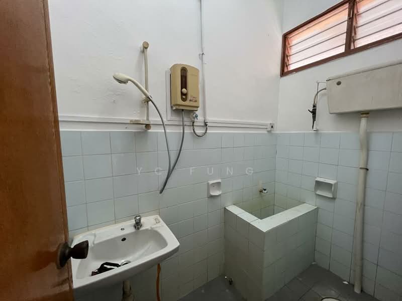 1-storey Terraced House for Rent in Permas Jaya (Johor Bahru) - YC Fung - Bathroom - PropertyGuru.com.my