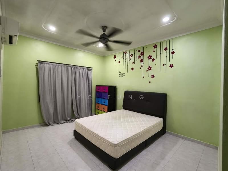 2-storey Terraced House for Rent in Taman Mount Austin (Tebrau) - YC Fung - Bedroom - PropertyGuru.com.my