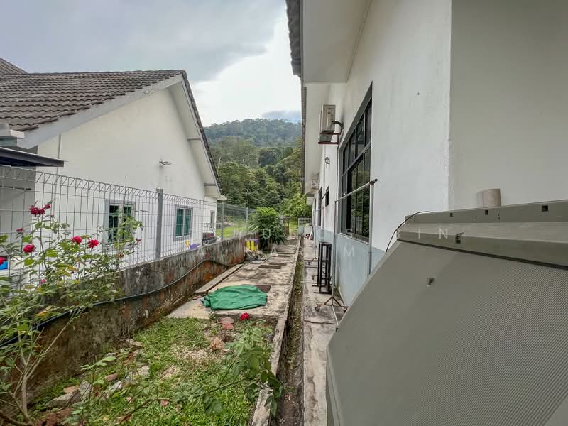 Bungalow for Sale in Kampung Istana (Batu Pahat) - Mohd Yunos Bin A.Karim - Exterior - PropertyGuru.com.my