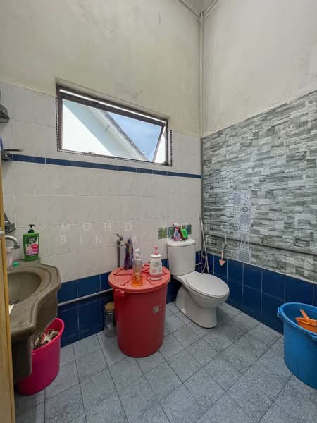 Bungalow for Sale in Kampung Istana (Batu Pahat) - Mohd Yunos Bin A.Karim - Bathroom - PropertyGuru.com.my