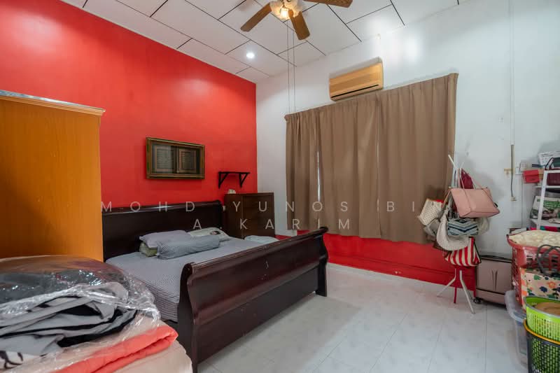 Bungalow for Sale in Kampung Istana (Batu Pahat) - Mohd Yunos Bin A.Karim - Bedroom - PropertyGuru.com.my