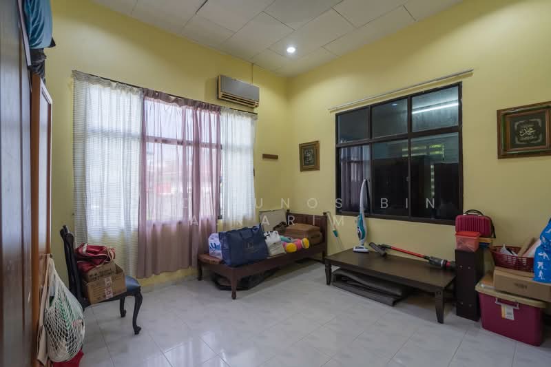 Bungalow for Sale in Kampung Istana (Batu Pahat) - Mohd Yunos Bin A.Karim - Living Room - PropertyGuru.com.my