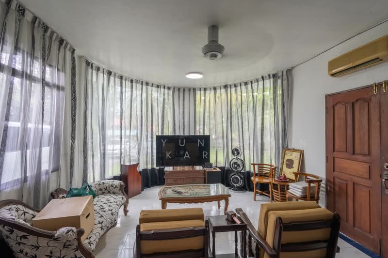 Bungalow for Sale in Kampung Istana (Batu Pahat) - Mohd Yunos Bin A.Karim - Living Room - PropertyGuru.com.my