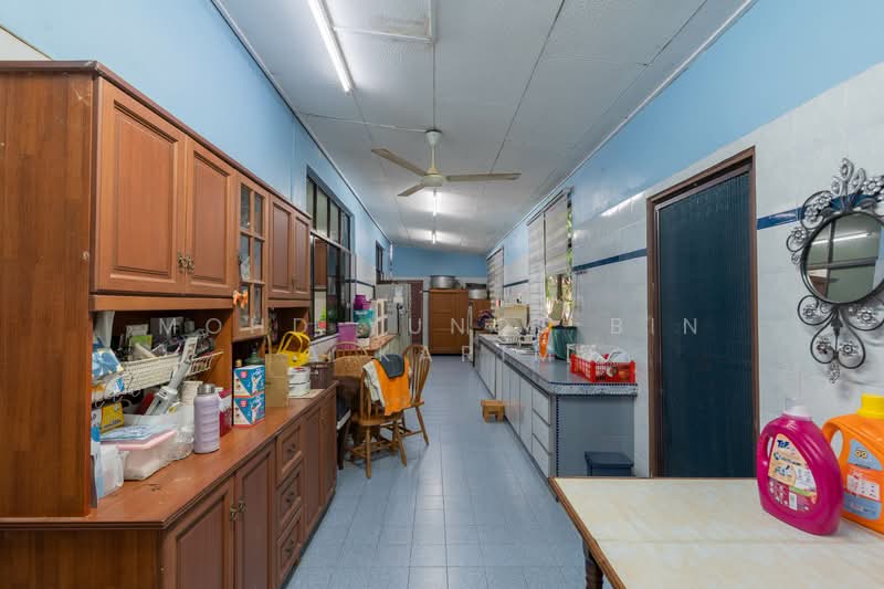 Bungalow for Sale in Kampung Istana (Batu Pahat) - Mohd Yunos Bin A.Karim - Kitchen - PropertyGuru.com.my