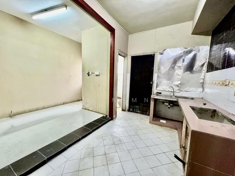 1.5-storey Terraced House for Sale in Bandar Tasik Puteri (Rawang) - Muin Mn - Kitchen - PropertyGuru.com.my