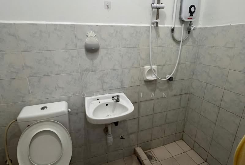 Apartment for Rent at Pangsapuri Lagoon Perdana - TOMMY TAN - Bathroom - PropertyGuru.com.my