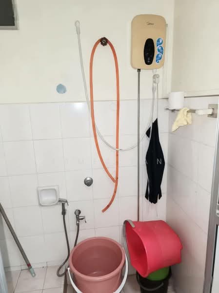 Flat Bandar Selesa Jaya @ Jalan Silat Gayong untuk Untuk Disewa - RM 1,200 /bulan, Mac 2026 - Bathroom - PropertyGuru.com.my