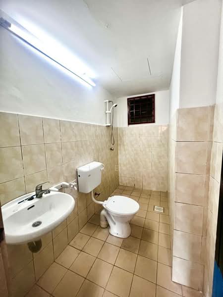 Apartment for Sale at Serdang Raya Court Apartment - Zairul Asrah Zulkefli - Bathroom - PropertyGuru.com.my