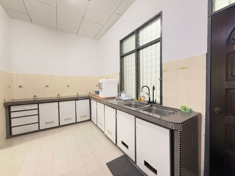 Taman Daya untuk Untuk Dijual - RM 800,000, Mac 2026 - Kitchen - PropertyGuru.com.my