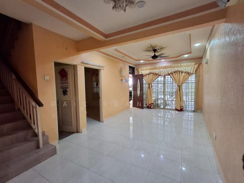 Rumah Teres 2-Tingkat untuk Dijual di Taman Seri Zamrud (Sungai Ara) - Gaik Suan Tan - Living Room - PropertyGuru.com.my