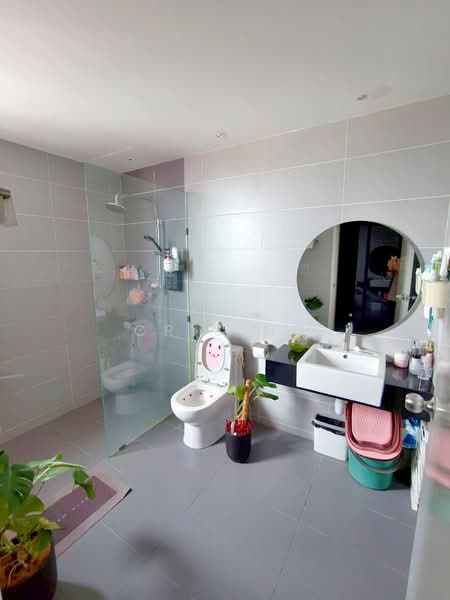 Kondominium untuk Dijual di Golden Triangle 2 - Cris Ng - Bathroom - PropertyGuru.com.my