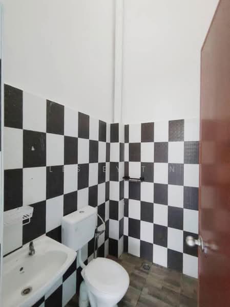 1-storey Terraced House for Sale in Taman Perling (Perling) - Lesley Tan - Bathroom - PropertyGuru.com.my