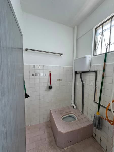 Flat Taman Ungku Tun Aminah untuk Untuk Disewa - RM 1,000 /bulan, Mac 2026 - Bathroom - PropertyGuru.com.my