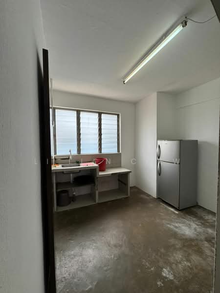 Flat Taman Ungku Tun Aminah untuk Untuk Disewa - RM 1,000 /bulan, Mac 2026 - Kitchen - PropertyGuru.com.my
