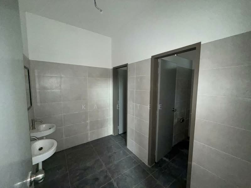 Kawasan Perindustrian Selatan Impian Emas untuk Untuk Disewa - RM 9,000 /bulan, Mac 2026 - Bathroom - PropertyGuru.com.my