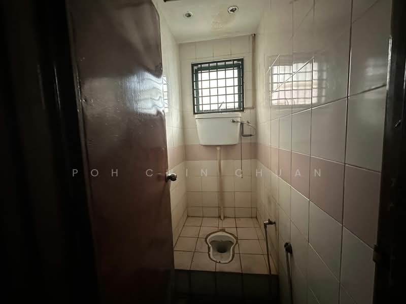 Shop / Office for Sale in Usj 9 (Subang Jaya) - Poh Chin Chuan - Bathroom - PropertyGuru.com.my