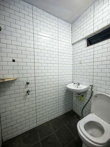 Taman Desa Jaya untuk Untuk Disewa - RM 1,300 /bulan, Mac 2026 - Bathroom - PropertyGuru.com.my