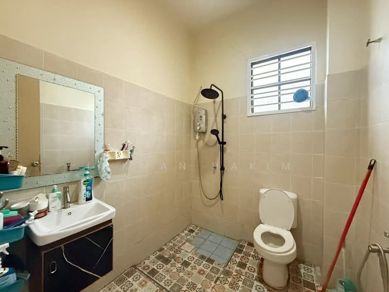 Bandar Nusaputra untuk Untuk Dijual - RM 1,200,000, Mac 2026 - Bathroom - PropertyGuru.com.my