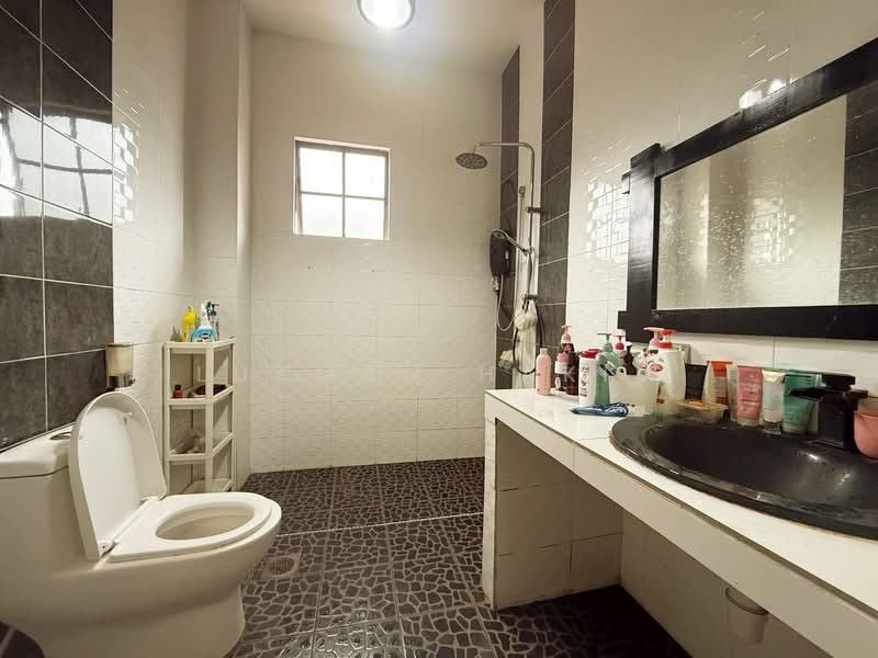 Bandar Nusaputra untuk Untuk Dijual - RM 1,200,000, Mac 2026 - Bathroom - PropertyGuru.com.my