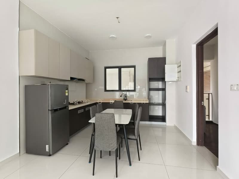 Royal Strand @ Country Garden Danga Bay untuk Untuk Disewa - RM 2,600 /bulan, Mac 2026 - Kitchen - PropertyGuru.com.my