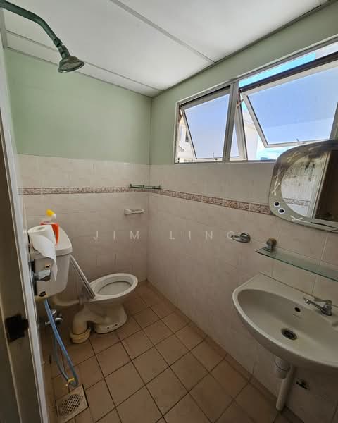 Apartment for Sale at Pangsapuri Saraka - Jim Ling - Bathroom - PropertyGuru.com.my