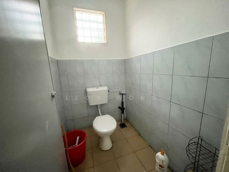 Bungalow for Sale in Kampung Sungai Bakau Tambahan (Rawang) - Leon Wong - Bathroom - PropertyGuru.com.my
