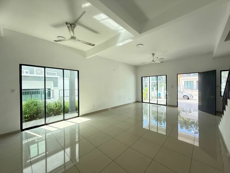 Taman Scientex Rawang untuk Untuk Disewa - RM 2,000 /bulan, Mac 2026 - Living Room - PropertyGuru.com.my