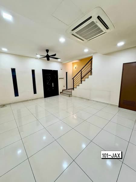 RM730k! 20x65ft! 4R3B! Fully Renovated & Kitchen Extended Bandar Botanic Klang 2 Sty Terrace House untuk Untuk Dijual - RM 730,000, Apr 2026 - Living Room - PropertyGuru.com.my