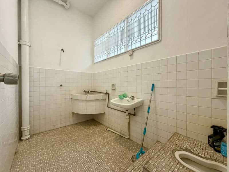 Semi-Detached House for Sale in Permai Jaya (Tanjung Bungah) - Ping Koay - Bathroom - PropertyGuru.com.my