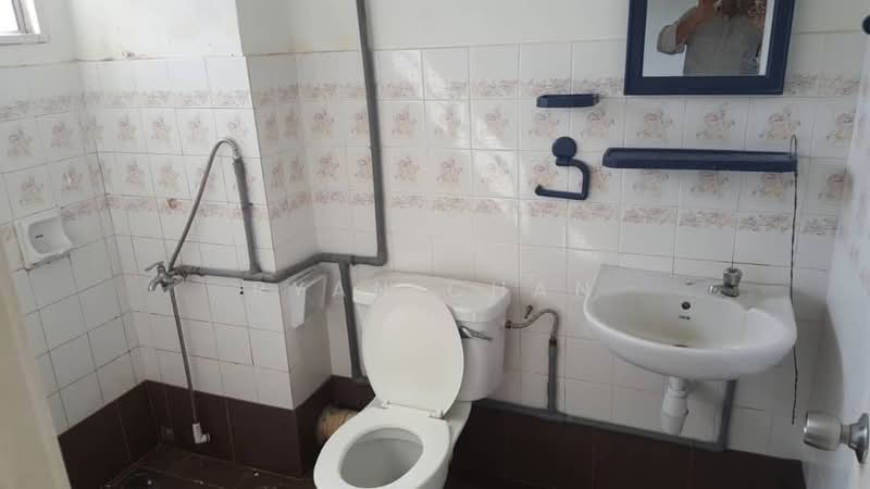 2-storey Terraced House for Rent in Bandar Putra Permai (Seri Kembangan) - Ryan Chan - Bathroom - PropertyGuru.com.my