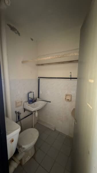 Taman Pekaka Block 33 untuk Untuk Disewa - RM 900 /bulan, Mac 2026 - Bathroom - PropertyGuru.com.my