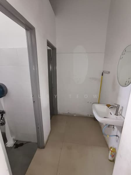 Shop / Office for Rent in Taman Mount Austin (Tebrau) - Ruby Teow - Bathroom - PropertyGuru.com.my