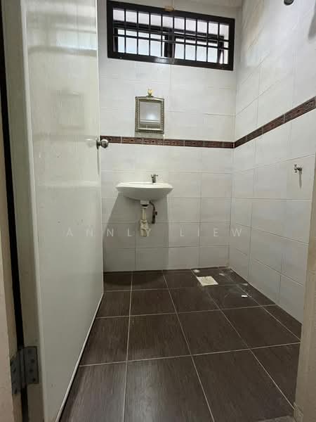 Molek Shoplot untuk Untuk Disewa - RM 2,100 /bulan, Mac 2026 - Bathroom - PropertyGuru.com.my