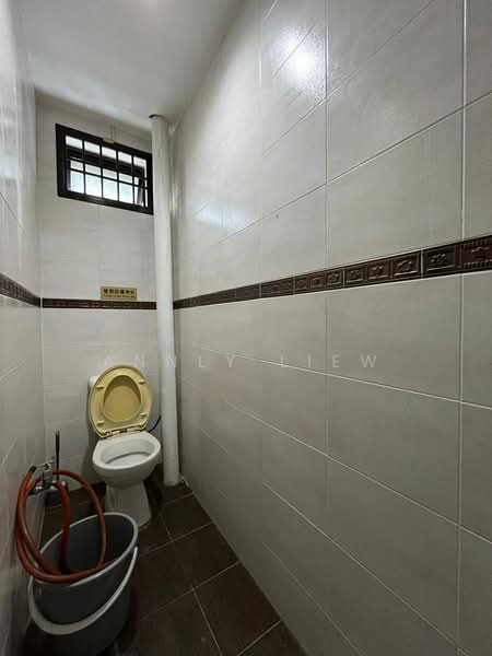 Molek Shoplot untuk Untuk Disewa - RM 2,100 /bulan, Mac 2026 - Bathroom - PropertyGuru.com.my