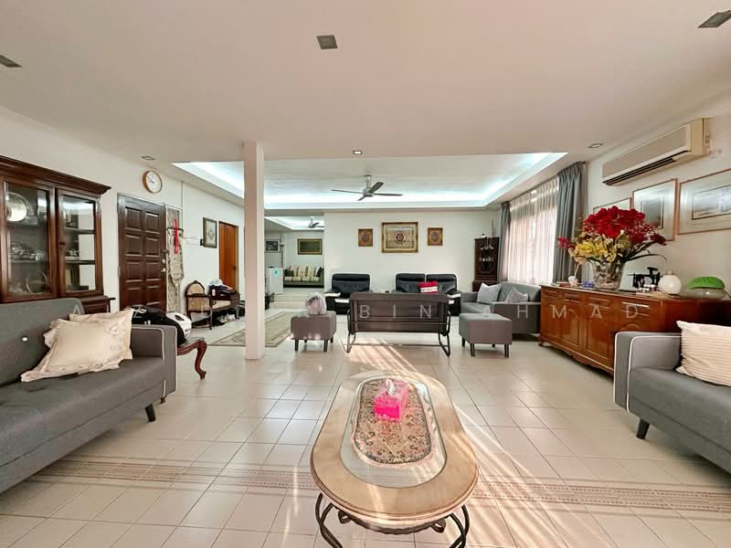 Bungalow for Sale in Puchong (Selangor) - Aizuddin bin Ahmad - Living Room - PropertyGuru.com.my