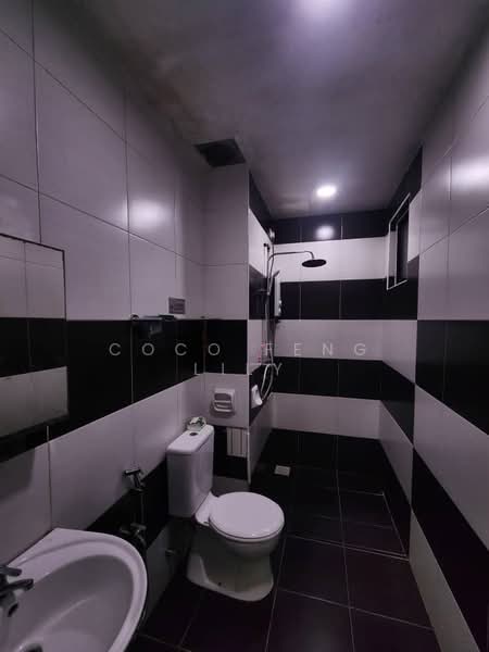 Service Residence for Sale at Sky Oasis Residence (Pangsapuri Oasis 1) - Coco Feng Lily - Bathroom - PropertyGuru.com.my