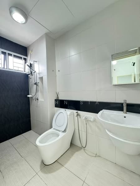 Servis Apartment untuk Dijual di Sky Peak Residences - John Sia - Bathroom - PropertyGuru.com.my