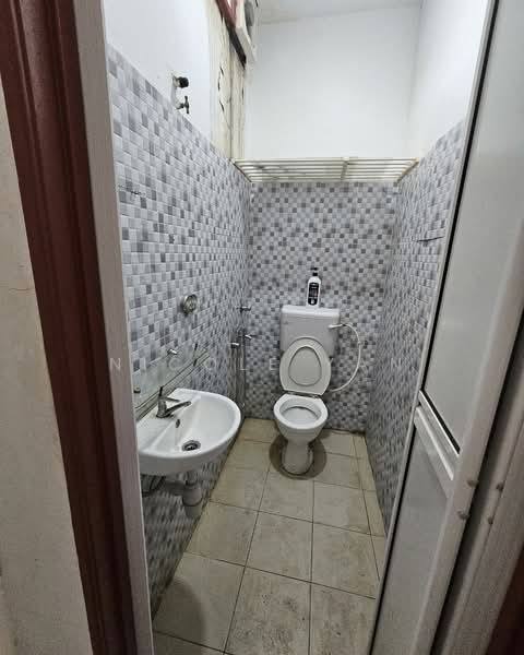 Shop for Rent in Taman Sri Sinar (Segambut) - Nicole Yan - Bathroom - PropertyGuru.com.my