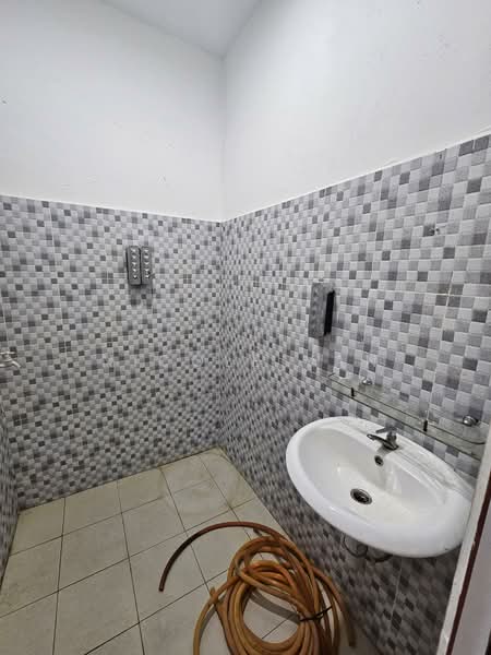 Shop for Rent in Taman Sri Sinar (Segambut) - Nicole Yan - Bathroom - PropertyGuru.com.my