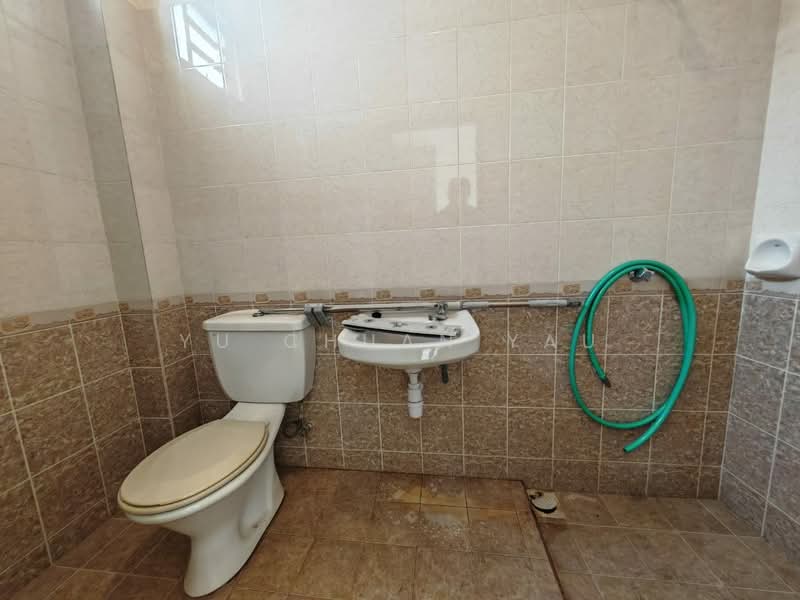 Semi-Detached House for Sale in Taman Rembia Perkasa (Rembia) - Yu Chuan Yau - Bathroom - PropertyGuru.com.my