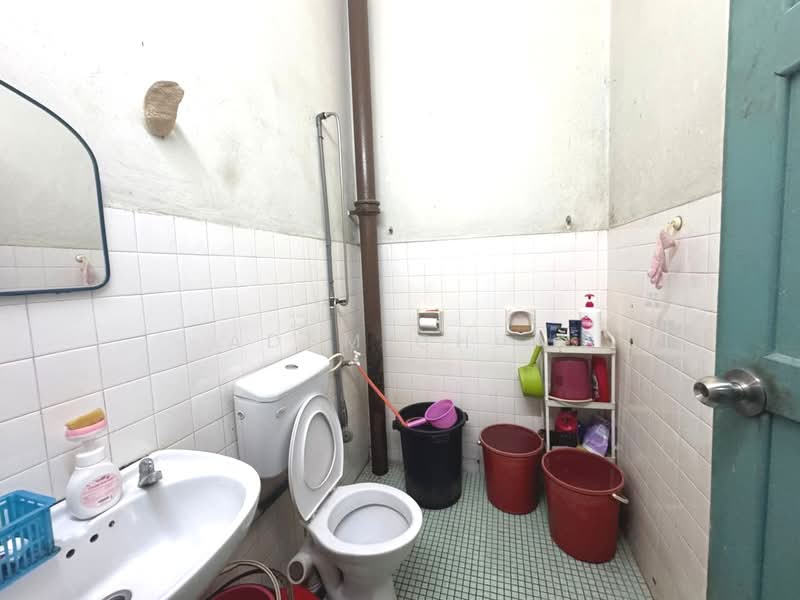 1-storey Terraced House for Sale in Taman Perling (Perling) - Adam Chua - Bathroom - PropertyGuru.com.my