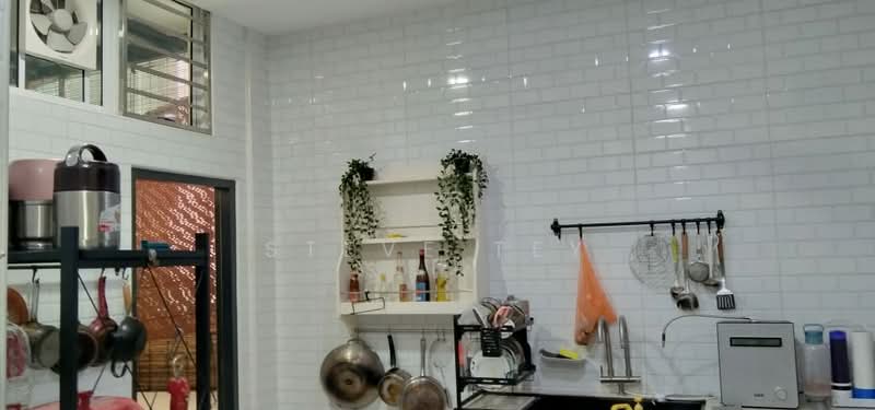 Cluster House for Sale in Taman Bestari Indah (Ulu Tiram) - Steve Tey - Kitchen - PropertyGuru.com.my