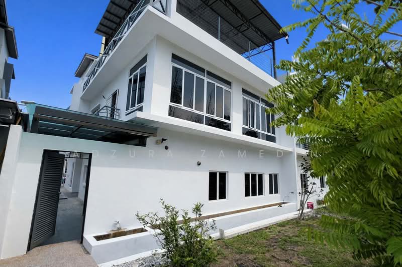 Rumah Berkembar untuk Dijual di Perdana Lakeview East (Cyberjaya) - Adzura Zamedin - Exterior - PropertyGuru.com.my